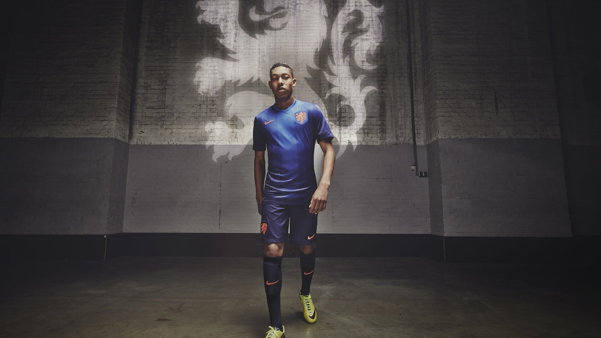 mk体育网页-奥预赛中国足球晋级 球迷为球队加油，2020足球奥预赛